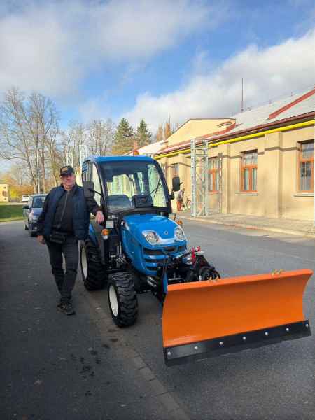 Malotraktor LS XJ 25, radlice přední, rozmetadlo Agrex